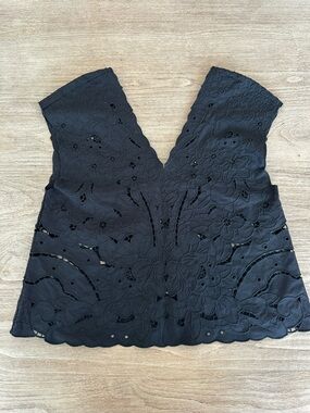 Babaton Aritzia V-Neck Black Floral Eyelet Cropped Top Sleeveless Womens Small